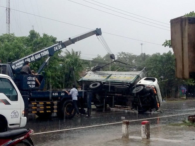 Xe tải lật ngang giữa đường, nhiều ô tô khác 'vạ lây' - ảnh 1