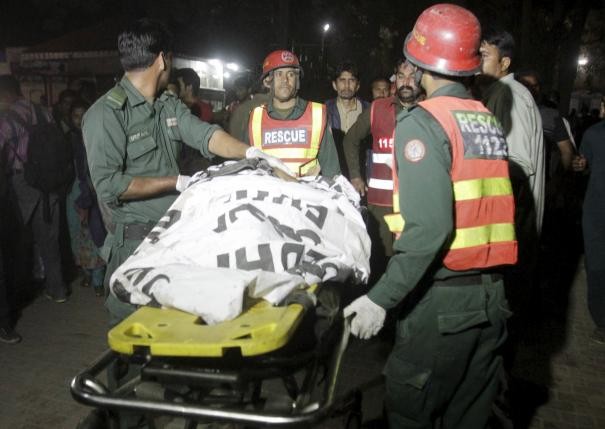 Đánh bom tự sát ở Pakistan, ít nhất 52 người chết - ảnh 1