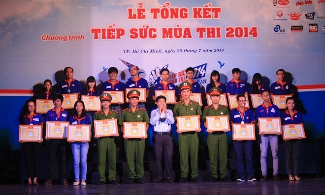 Gần 2 vạn người tiếp sức mùa thi - ảnh 1