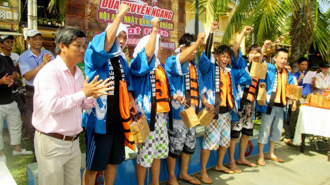 Hội An: Khách Tây háo hức đua thuyền trên sông Hoài - ảnh 2