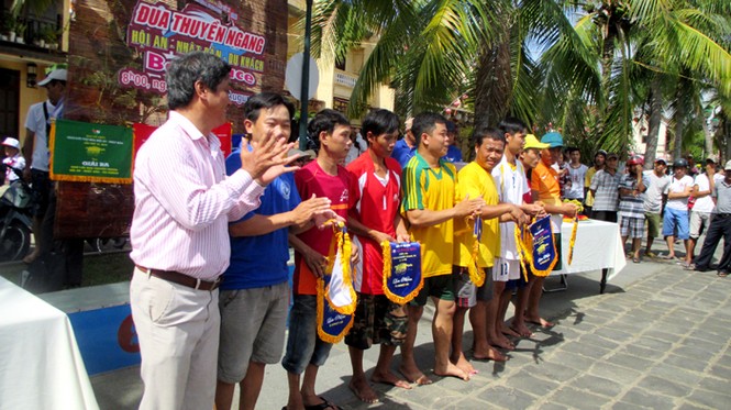 Hội An: Khách Tây háo hức đua thuyền trên sông Hoài - ảnh 3