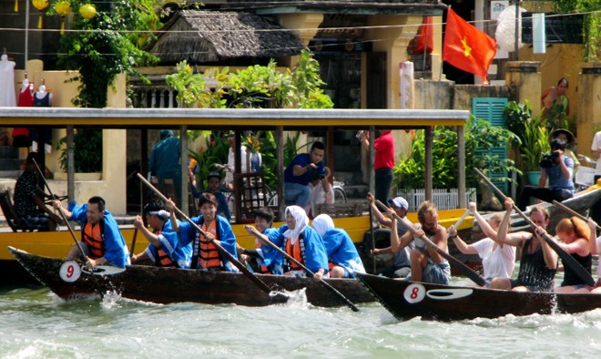 Hội An: Khách Tây háo hức đua thuyền trên sông Hoài - ảnh 5