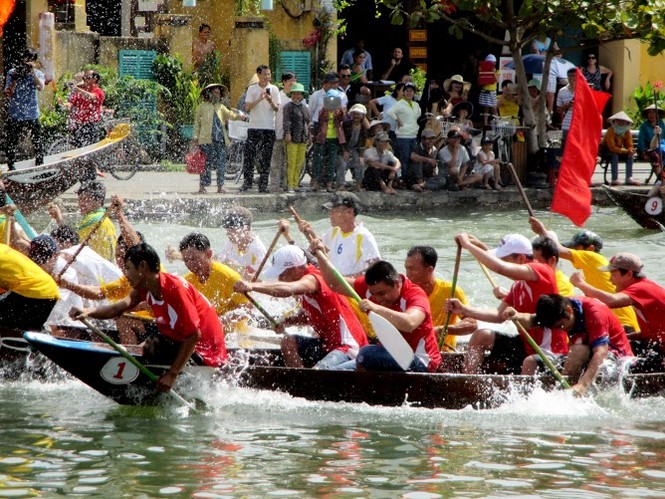 Hội An: Khách Tây háo hức đua thuyền trên sông Hoài - ảnh 7