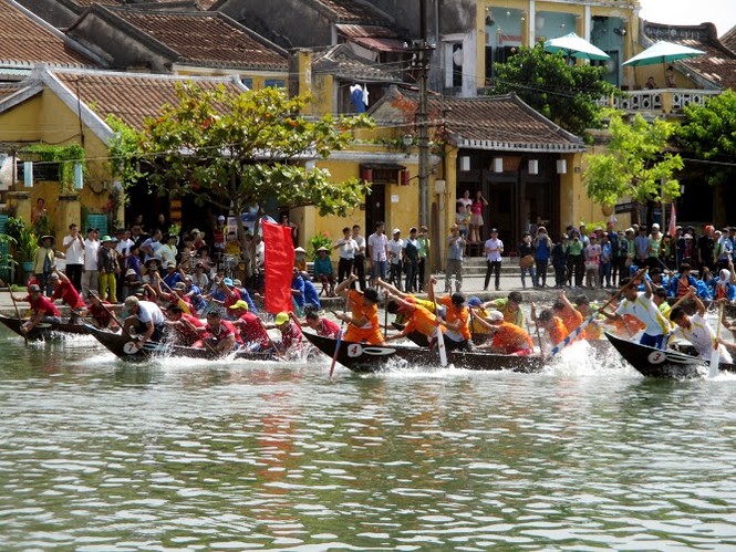 Hội An: Khách Tây háo hức đua thuyền trên sông Hoài - ảnh 6