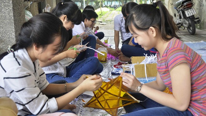 Hơn 200 sinh viên làm lồng đèn tặng trẻ em nghèo - ảnh 2