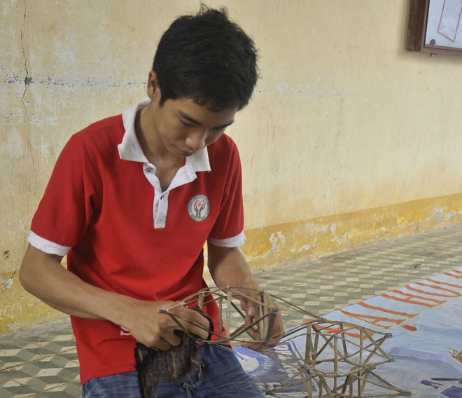 Hơn 200 sinh viên làm lồng đèn tặng trẻ em nghèo - ảnh 3