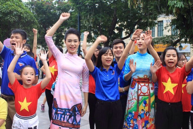 Hoa hậu, người đẹp nhảy cùng giới trẻ - ảnh 1