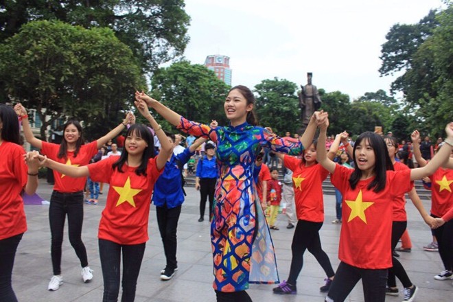 Hoa hậu, người đẹp nhảy cùng giới trẻ - ảnh 2