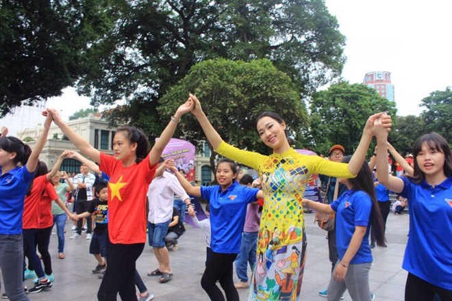 Hoa hậu, người đẹp nhảy cùng giới trẻ - ảnh 4