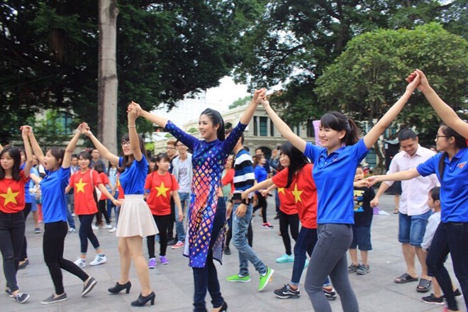 Hoa hậu, người đẹp nhảy cùng giới trẻ - ảnh 5