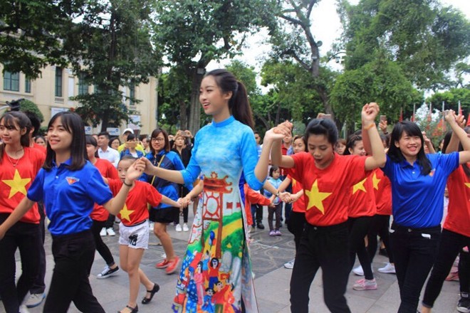 Hoa hậu, người đẹp nhảy cùng giới trẻ - ảnh 3