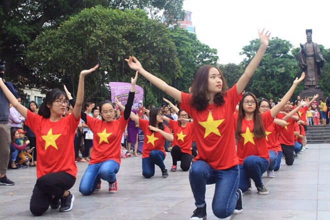 Hoa hậu, người đẹp nhảy cùng giới trẻ - ảnh 6