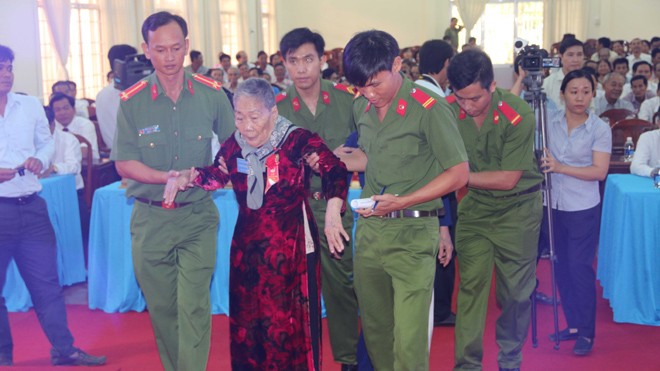 Phong, truy tặng danh hiệu cho 111 Bà mẹ Việt Nam anh hùng - ảnh 2