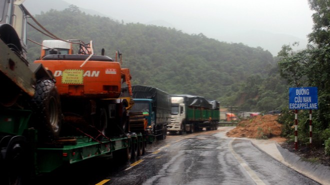 Đèo Cả sạt lở gây ách tắc đã được khắc phục, thông tuyến - ảnh 1