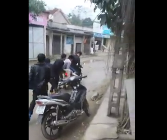 Cô gái trẻ bị nhóm thanh niên bắt lên xe ép làm vợ - ảnh 1