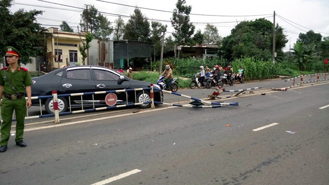Taxi tông ô tô, 12m dải phân cách bị hư hỏng hoàn toàn - ảnh 1
