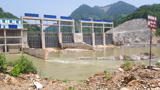 Tá hỏa phát hiện bom còn nguyên kíp nổ - ảnh 1