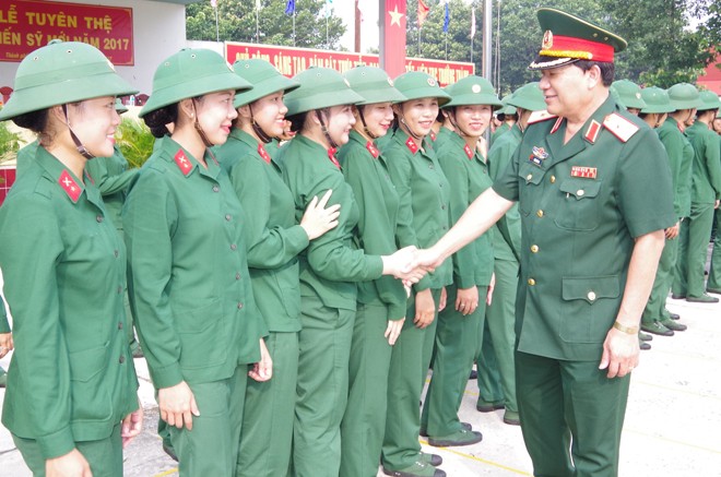 100 bóng hồng tuyên thệ chiến sĩ mới - ảnh 1
