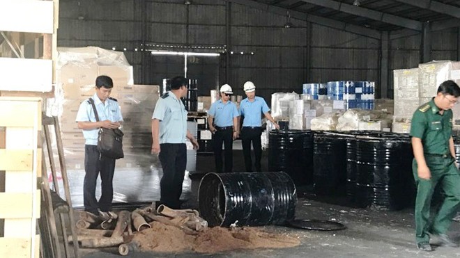 Hơn 1 tấn ngà voi giấu trong thùng phuy nhựa đường - ảnh 1