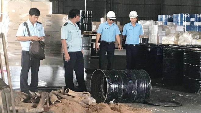 Hơn 1 tấn ngà voi giấu trong thùng phuy nhựa đường - ảnh 3