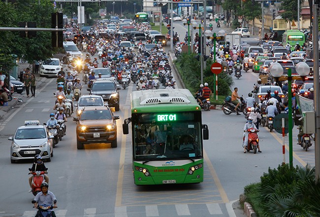 Buýt nhanh BRT quá tải khi chở tới 13.000 khách/ngày - ảnh 9