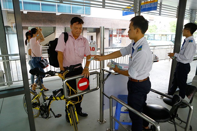 Buýt nhanh BRT quá tải khi chở tới 13.000 khách/ngày - ảnh 1