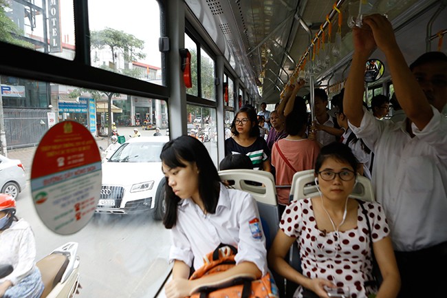 Buýt nhanh BRT quá tải khi chở tới 13.000 khách/ngày - ảnh 7