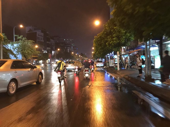 Nhiều tuyến phố ở Hà Nội tê liệt sau mưa giông - ảnh 13