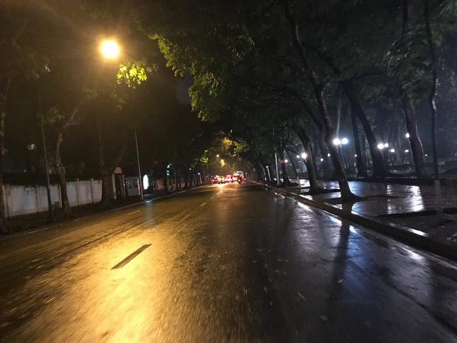 Nhiều tuyến phố ở Hà Nội tê liệt sau mưa giông - ảnh 14