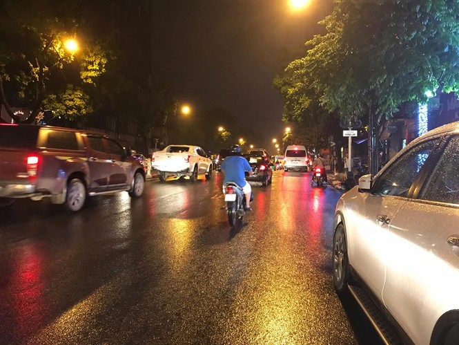Nhiều tuyến phố ở Hà Nội tê liệt sau mưa giông - ảnh 11