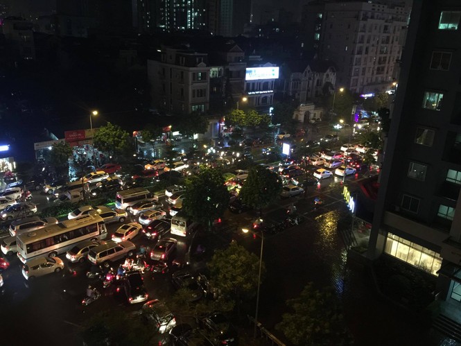 Nhiều tuyến phố ở Hà Nội tê liệt sau mưa giông - ảnh 1