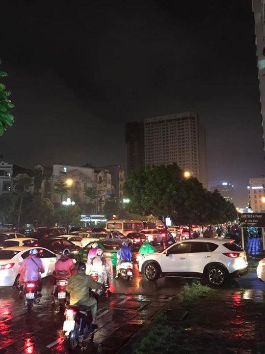Nhiều tuyến phố ở Hà Nội tê liệt sau mưa giông - ảnh 2