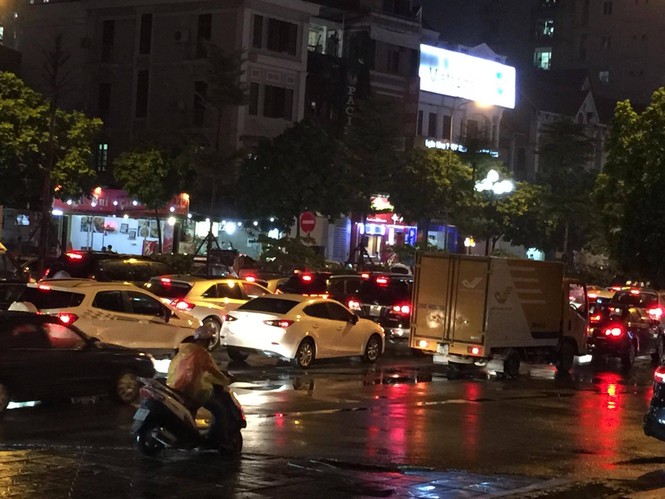 Nhiều tuyến phố ở Hà Nội tê liệt sau mưa giông - ảnh 3