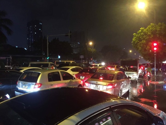 Nhiều tuyến phố ở Hà Nội tê liệt sau mưa giông - ảnh 6