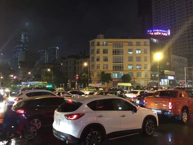 Nhiều tuyến phố ở Hà Nội tê liệt sau mưa giông - ảnh 8