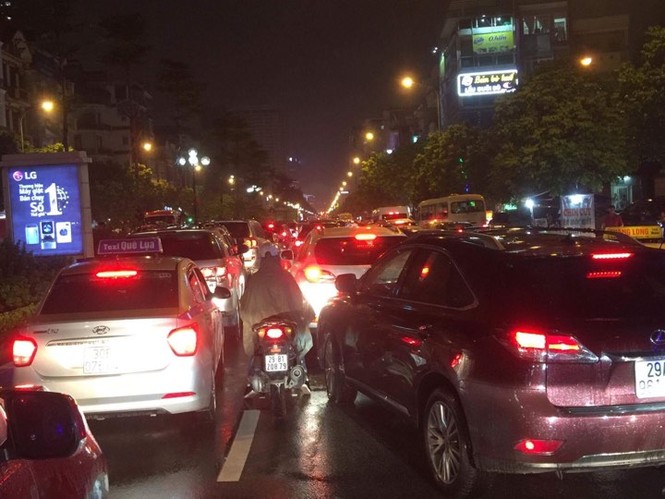 Nhiều tuyến phố ở Hà Nội tê liệt sau mưa giông - ảnh 10