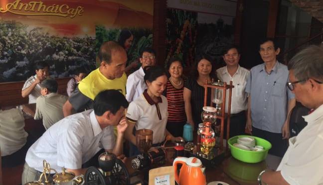 Uống cà phê kiểu Buôn Ma Thuột - ảnh 1