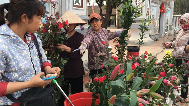 Mùng 3 Tết: Giá thịt 'leo thang', rau xanh tụt dốc - ảnh 1