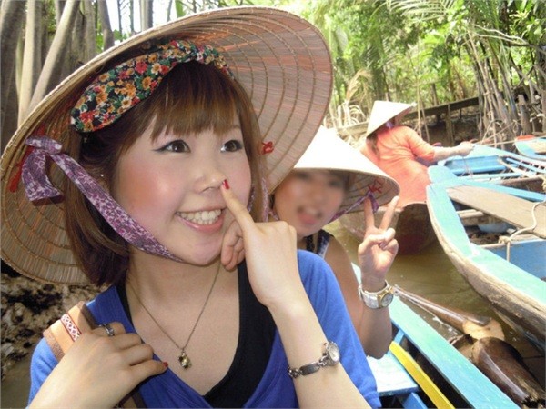 Bức ảnh của cặp đôi trở nên rùng mình với sự xuất hiện của một nhân vật - ảnh 1