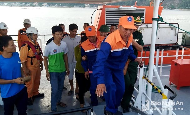 9 ngư dân tàu cá Nghệ An mất tích: Người cha tử nạn khi lao xuống biển cứu con - ảnh 1