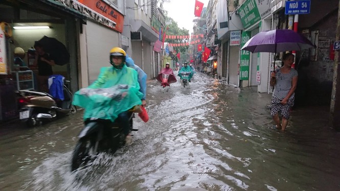 'Chôn chân' dưới cơn mưa lớn tại khắp các tuyến phố Hà Nội - ảnh 7