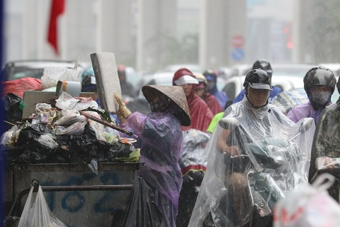 'Chôn chân' dưới cơn mưa lớn tại khắp các tuyến phố Hà Nội - ảnh 8