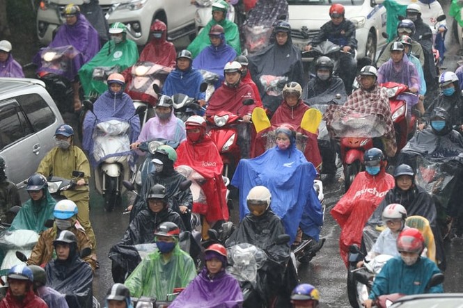 'Chôn chân' dưới cơn mưa lớn tại khắp các tuyến phố Hà Nội - ảnh 6