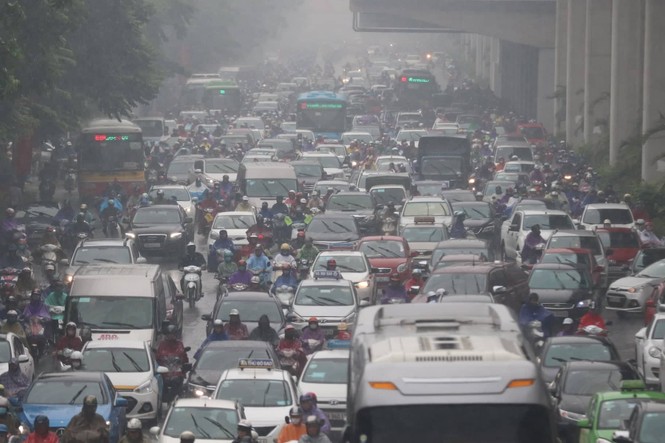 'Chôn chân' dưới cơn mưa lớn tại khắp các tuyến phố Hà Nội - ảnh 1