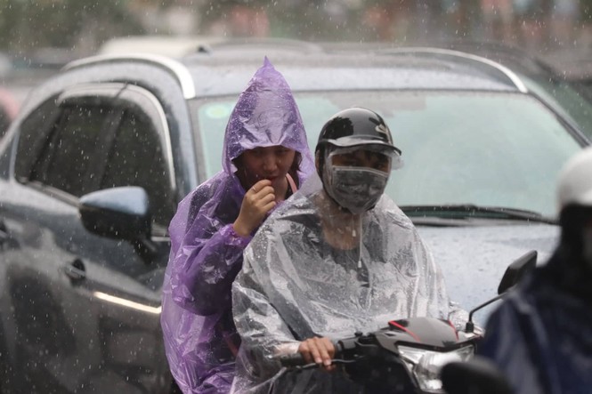 'Chôn chân' dưới cơn mưa lớn tại khắp các tuyến phố Hà Nội - ảnh 2