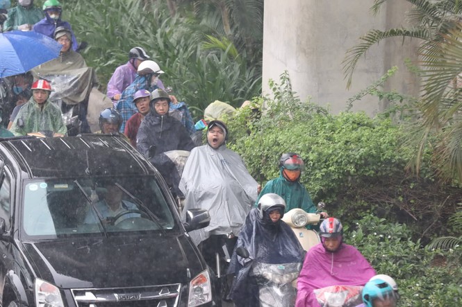 'Chôn chân' dưới cơn mưa lớn tại khắp các tuyến phố Hà Nội - ảnh 3