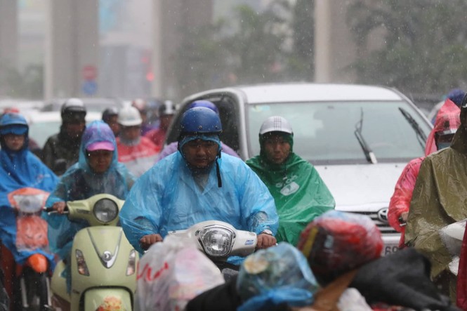 'Chôn chân' dưới cơn mưa lớn tại khắp các tuyến phố Hà Nội - ảnh 4