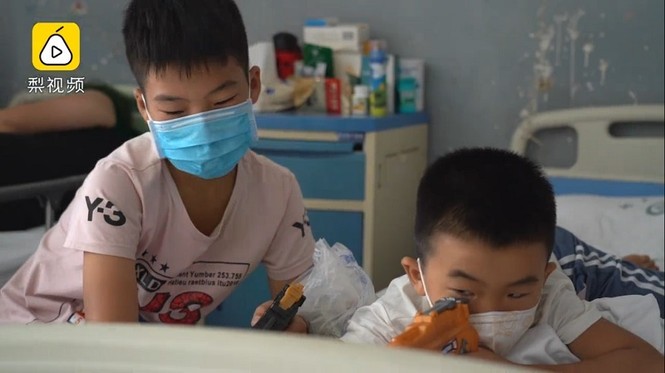 Cậu bé dành cả tuổi thơ bán hành, hiến tủy cứu em trai mắc bệnh thiếu máu - ảnh 3