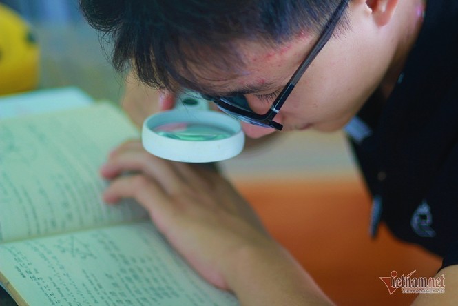 Đáng nể nam sinh học bằng kính lúp... trở thành thủ khoa - ảnh 1