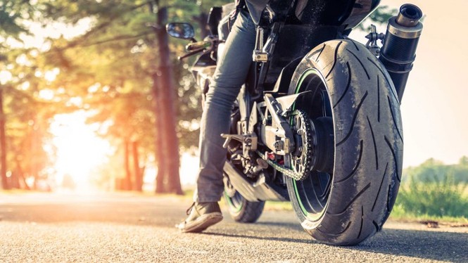Các chú ý khi đi xe máy trong thời gian dài dưới trời nắng nóng - ảnh 1